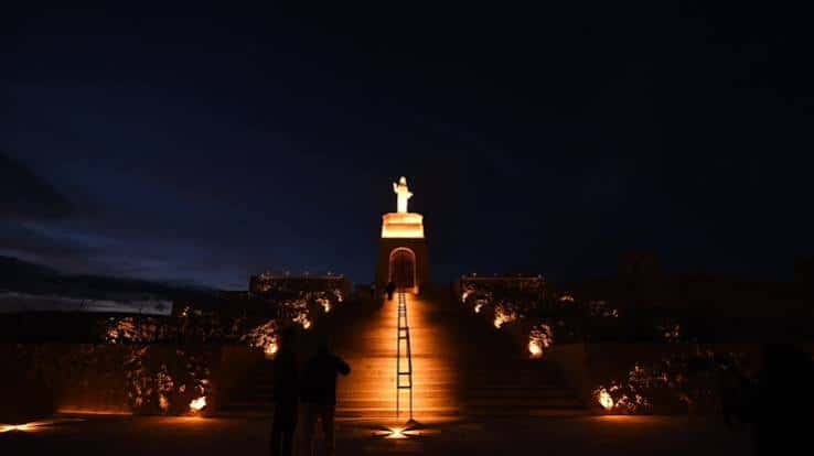 Escaleras del mirador iluminadas con antorchas en una ceremonia nocturna