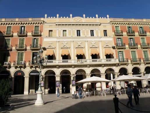 Vista exterior del Teatre Fortuny en la plaza de la Vila, mostrando su fachada neoclásica y los arcos de la planta baja