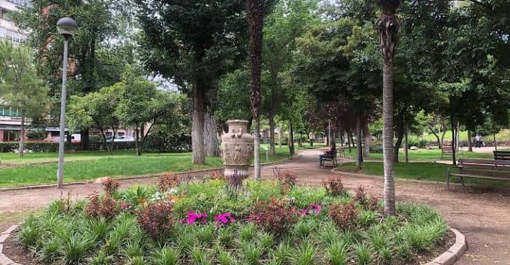 Jardín central del Parque O'Donnell con fuente ornamental y senderos arbolados