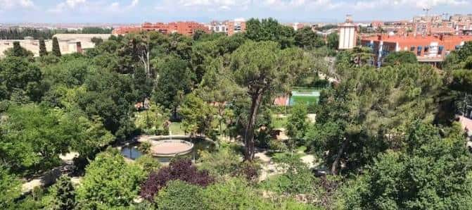 Vista aérea del Parque O'Donnell mostrando su extensión verde y entorno urbano