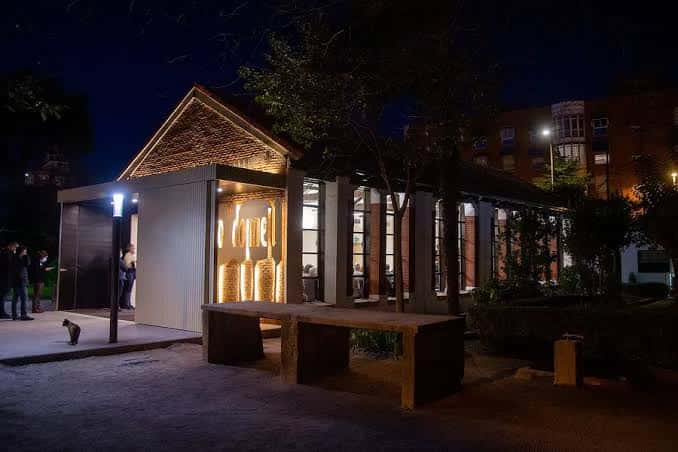 Pabellón iluminado del Parque O'Donnell por la noche, ideal para eventos al aire libre