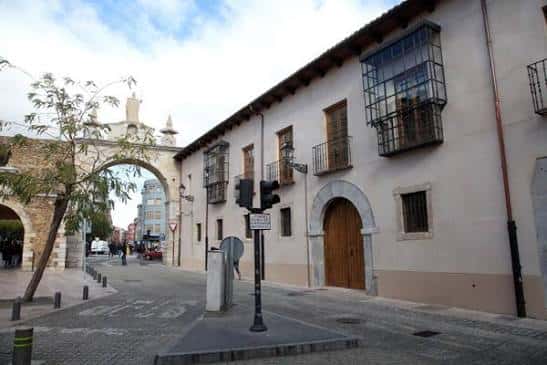Vista exterior de la Casona de Puerta Castillo junto al Arco de Puerta Castillo, mostrando su entorno urbano histórico