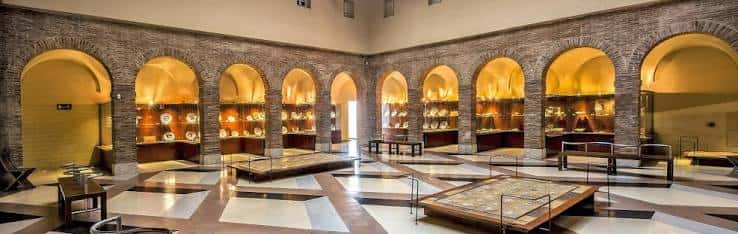 Interior del Museo Ruiz de Luna con salas de exposición de cerámica