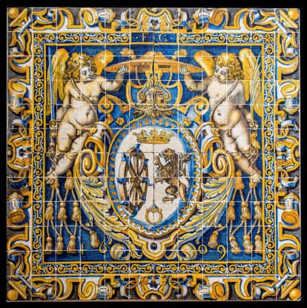 Azulejo con escudo heráldico y querubines decorativo