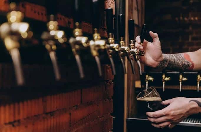 Detalle de grifos de cerveza en el bar del Pub Numancia