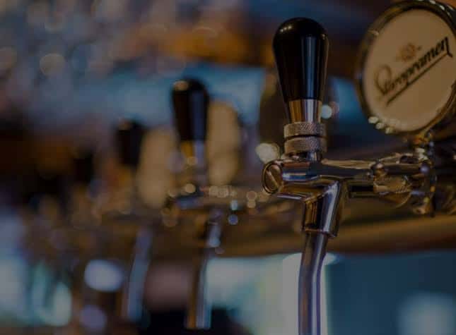 Grifo de cerveza con marca visible en el Pub Numancia