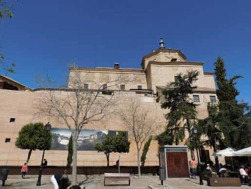 Vista exterior del Centro Cultural San Marcos con su fachada histórica y cúpula bajo cielo azul