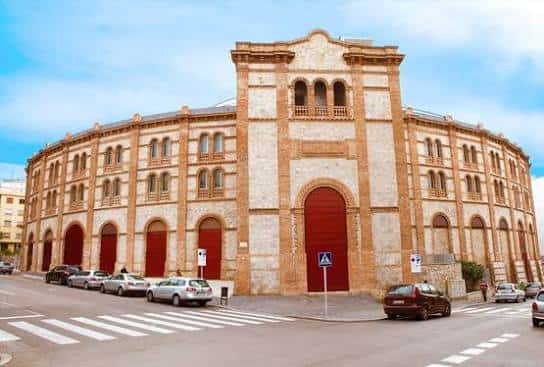 Fachada exterior del Tarraco Arena en Tarragona durante el día