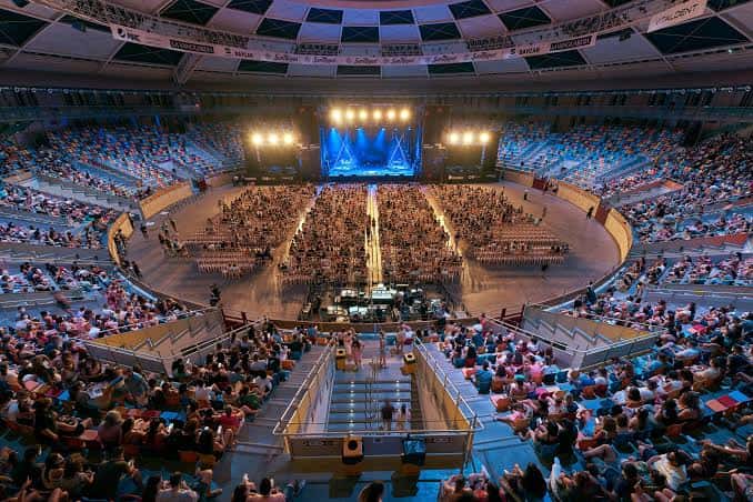 Interior del Tarraco Arena configurado para un evento con escenario y público sentado