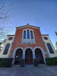 Fachada principal de la iglesia de la Plaça de Miquel Ros, con arquitectura de ladrillo y arcos