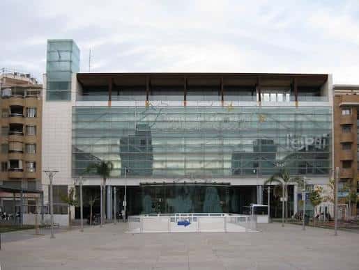 Fachada principal del edificio Metro en Torrent durante el día
