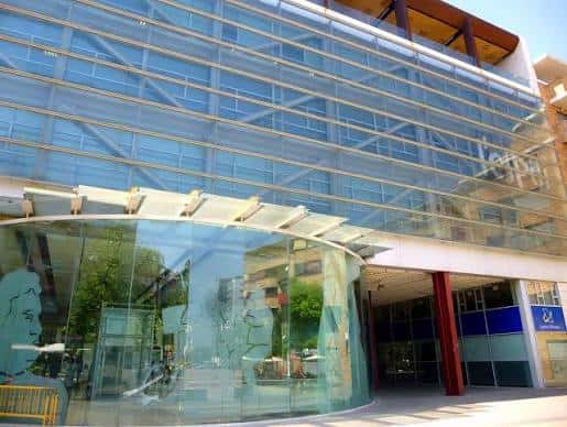 Vista exterior del edificio de la Biblioteca Metro en Torrent con fachada de cristal