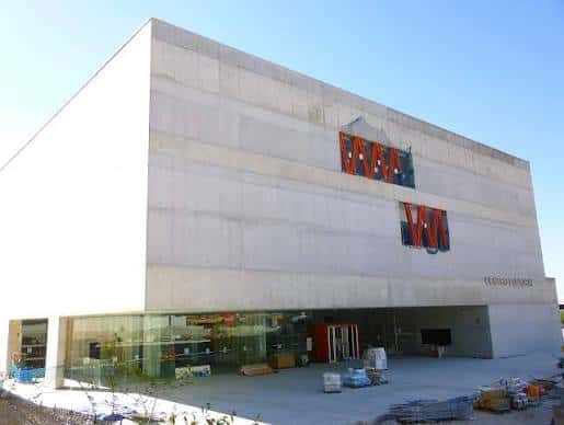 Fachada exterior del Teatro Municipal de Coslada con diseño moderno