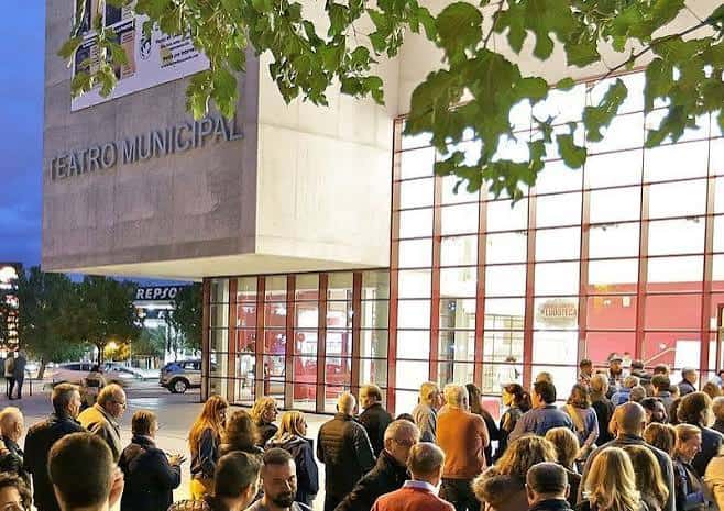 Entrada del teatro con público reunido y cartel de 'Teatro Municipal'