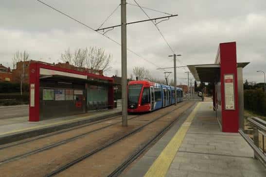 Estación de Ferial de Boadilla con tren de metro en plataforma