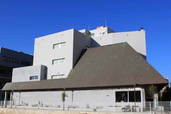 Fachada completa del edificio bajo un cielo azul despejado