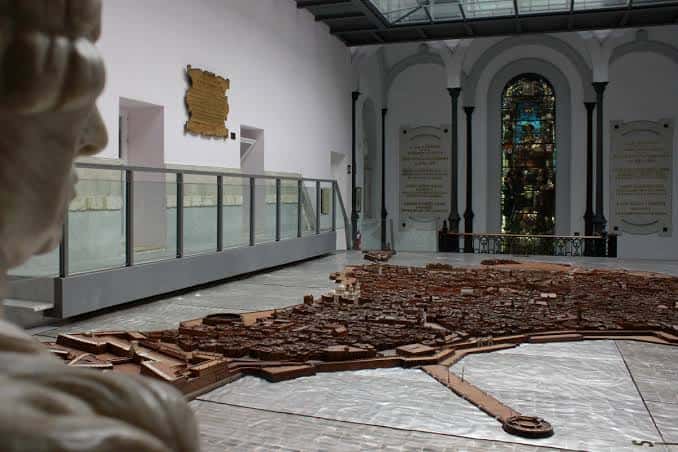 Interior del museo con maqueta de la ciudad y vitrales históricos