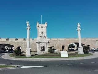 Fachada principal de la Puerta de Tierra con sus columnas y estatuas