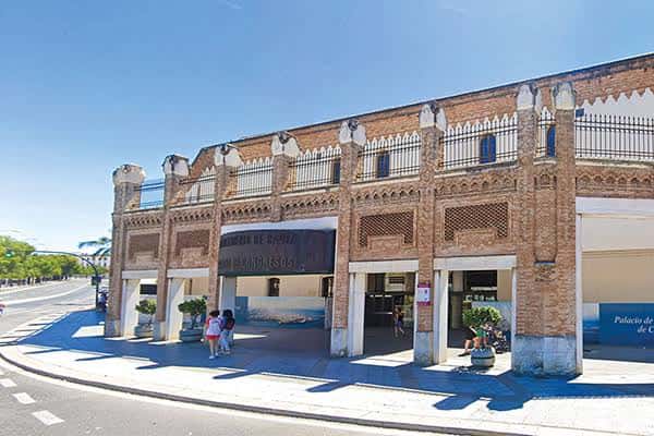 Fachada exterior del Palacio de Congresos de Cádiz con arquitectura tradicional