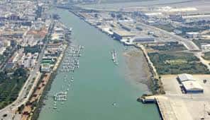Panorámica del canal y el puerto con el club náutico en la orilla