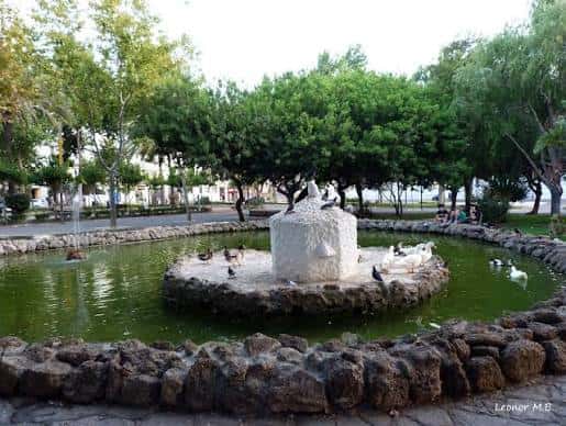 Fuente con estanque y aves en el Parque Almirante Laulhé