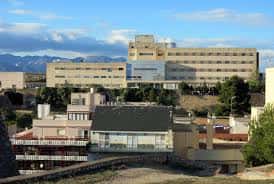 Vista panorámica del Hospital Universitari de Tortosa Verge de la Cinta con montañas al fondo