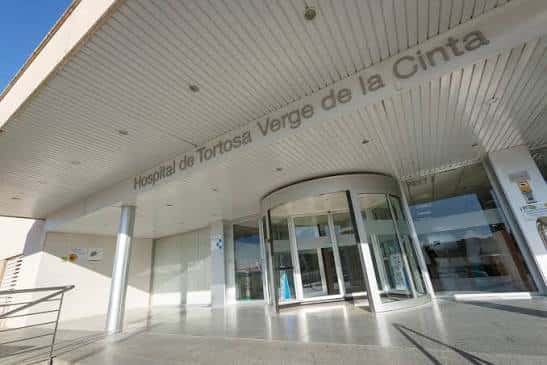 Entrada principal del hospital con letrero visible y puerta giratoria