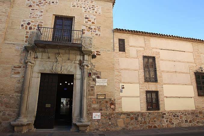 Fachada principal de la Casa de Hernán Pérez del Pulgar, edificio histórico con entrada monumental y detalles arquitectónicos