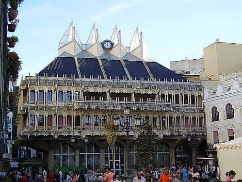 Vista exterior del Mercado de Abastos de Ciudad Real con su distintiva arquitectura modernista
