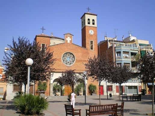 Vista exterior de la Plaça de Nicaragua con la iglesia de Santa María en Badalona