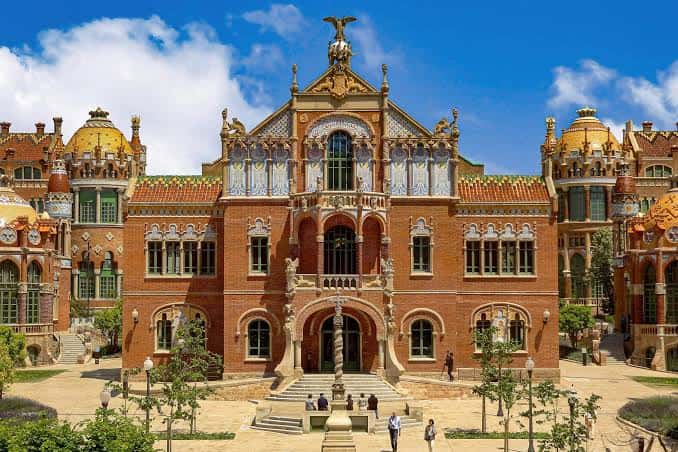 Fachada principal del Hospital de Sant Pau con detalles modernistas y cúpulas decoradas
