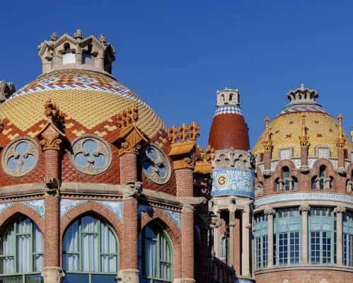 Detalle arquitectónico de las cúpulas y torres del Recinto Modernista de Sant Pau
