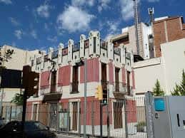 Vista exterior del edificio desde la calle con semáforos y entorno urbano