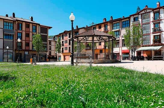 Plaza Urdanibia con kiosco y edificios de fondo en un día soleado