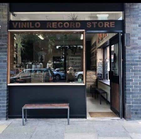 Fachada de Vinilo Record Store en Southampton con escaparate y banco exterior