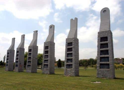 Vista frontal de las Siete Sillas en el Parque de las 7 Sillas