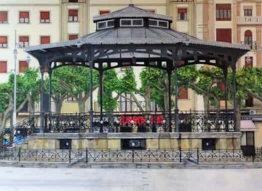 Detalle arquitectónico del kiosco de hierro forjado en la plaza
