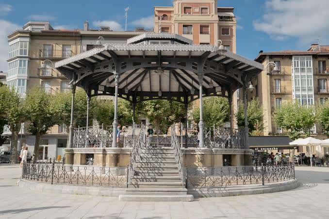 Vista general de la Plaza del Ensanche con el kiosco de música en el centro