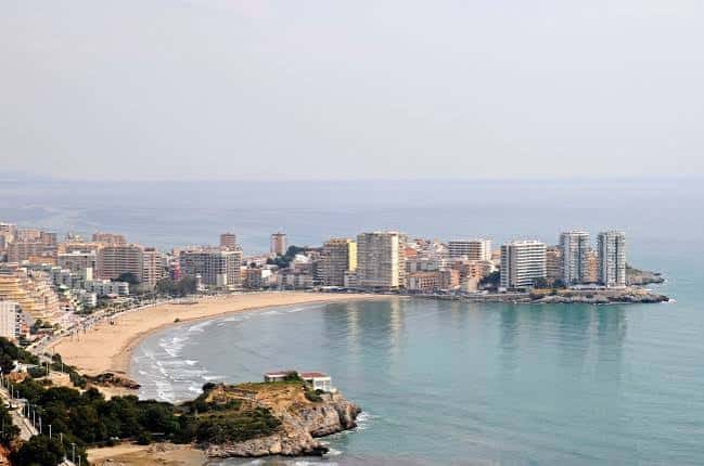 Vista aérea de la costa de Castellón de la Plana con edificios y playa