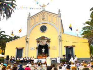 Celebración de fiestas tradicionales frente a la iglesia de Lomo Apolinario