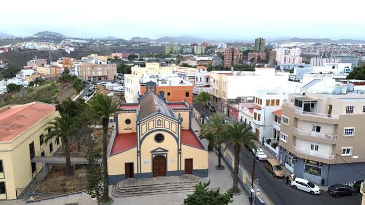 Vista aérea de la iglesia y el entorno urbano de Lomo Apolinario en Las Palmas