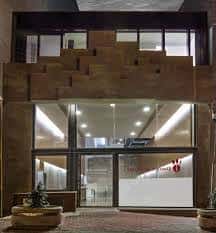 Entrada principal del centro con iluminación interior y detalles arquitectónicos