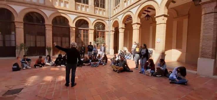 Grupo de personas reunidas en el patio central de la Casa de la Cultura