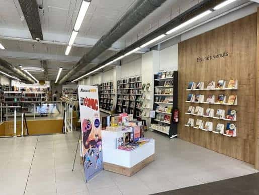 Interior de la librería Abacus con estanterías de libros y zona de exhibición