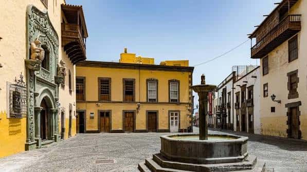 Plaza del Pilar Nuevo con fuente central y arquitectura colonial canaria