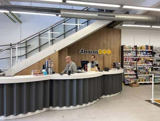 Recepción de la librería Abacus con personal atendiendo