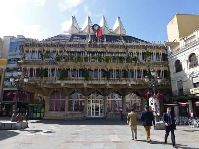 Fachada principal de la Casa del Arco en la Plaza Mayor, destacando su arquitectura con balcones y banderas
