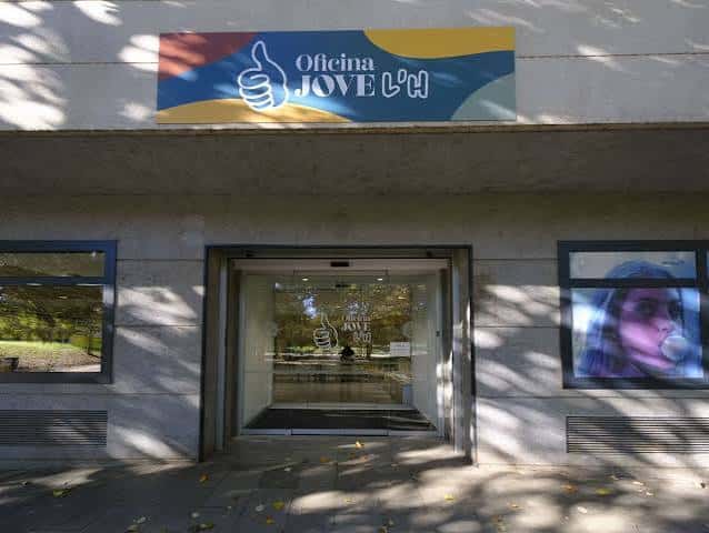 Fachada de la Oficina Jove d'Emancipació con su logotipo distintivo