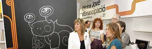 Interior de la oficina mostrando el espacio de trabajo y el logo en la pared
