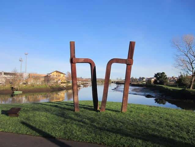 Escultura metálica junto al río Bidasoa en el parque de Bidegorri